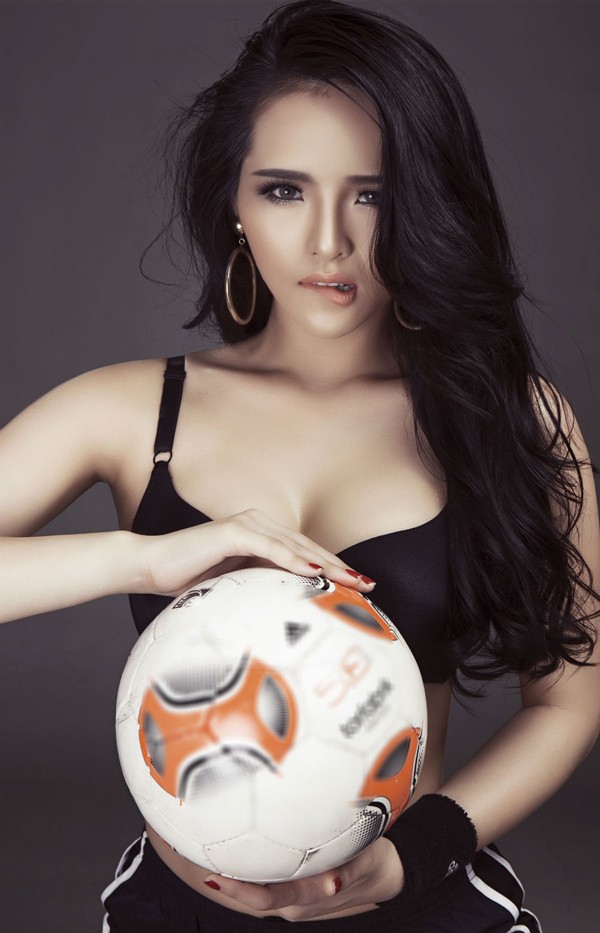Cổ vũ tuyển Nga, Hương Thảo hóa thân thành nữ cầu thủ sexy - ảnh 3